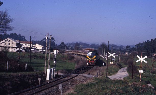 Locomotora serie 333 de Renfe remolcando una composici�n de viajeros en la l�nea de La Coru�a a Vigo en 1988. Foto Benito Figueroa. Colecci�n V�a Libre.  